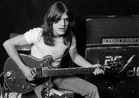 Умер гитарист и основатель легендарной группы AC/DC